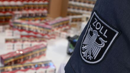 Am Flughafen BER entdecken Zoll-Beamte etwa unversteuerte 80.000 Zigaretten. (Symbolbild)