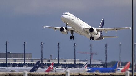 Ein Airbus der Fluggesellschaft Lufthansa mit Flugziel Frankfurt hebt vom BER ab.