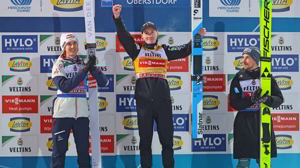 Der deutsche Skispringer Felix Hoffmann (re.) kann zu Domen Prevc (Mi.) aktuell nur aufschauen.