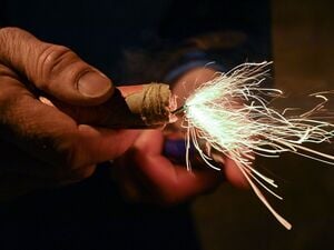 Ein Mann zündet einen Böller