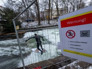 Anziehungspunkt für Einheimische und Touristen: Die Eisbachwelle im Englischen Garten zog auch in ihrer provisorischen Form viele Surfer und Schaulustige an.