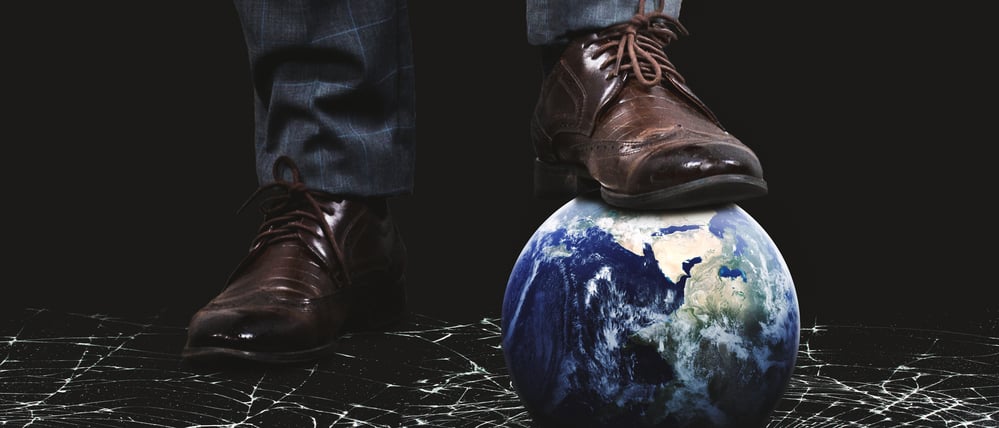 Eine düstere Collage, die Kontrolle, Angst und den Verlust von Freiheit symbolisch verdichtet.