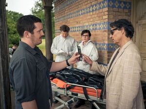 Gregor (Felix Kreutzer, l) zeigt Armin (Wolfgang Bahro, r) das Mordopfer am Tatort in einer Szene aus der Folge „Haveltod“ aus der Krimireihe „Ein Potsdam-Krimi“.
