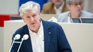 Der ehemalige BSW-Abgeordnete Andre von Ossowski spricht während der Sitzung des Brandenburger Landtages.