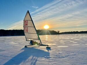 Auf die richtige Ausrüstung kommt es an: Ein Eissegler fährt über den zugefrorenen Wannsee.