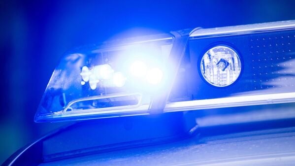 Ein Einsatzfahrzeug mit Blaulicht (Symbolfoto).