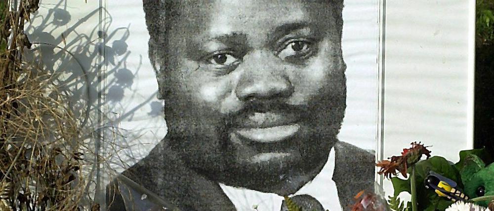 Vor zehn Jahren stirbt der Familienvater Alberto Adriano an Kopfverletzungen, die ihm drei Neonazis in einem Park zugefügt haben. Sein Foto mit dem Trauerflor am Rahmen wird nach 2000 zum Symbol für neonazistische Gewalt.