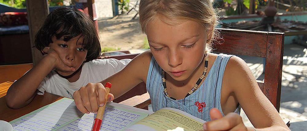 Amelie bei den Hausaufgaben.