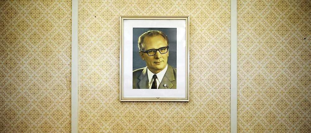 Nicht nur symbolisch anwesend: Ilona Fichtner erhielt Besuch von Erich Honecker. Die DDR feierte ihre Wohnung als die zweimillionste der Repubilk.