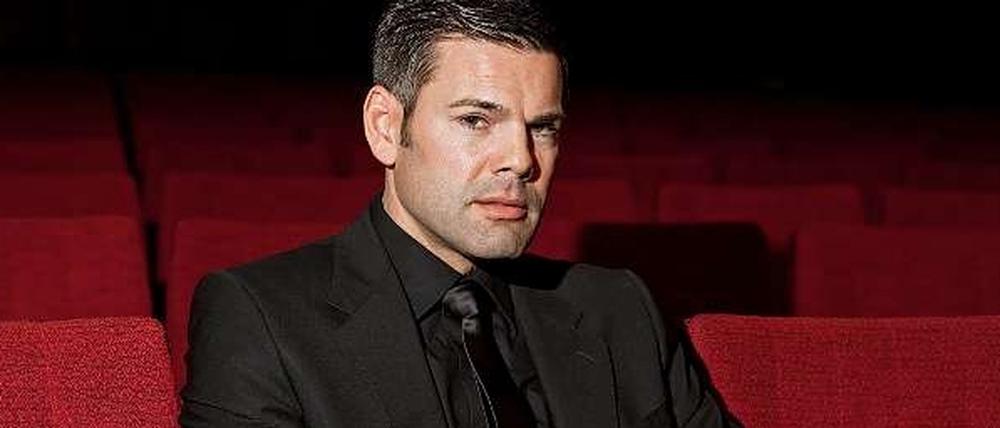 Moderator Ken Jebsen.