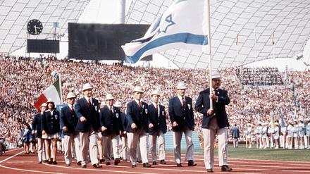 Zum Start der Olympischen Spiele 1972 in München zog die israelische Mannschaft noch sorglos ins Stadion. Danach kam es zum blutigen Attentat. 