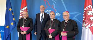 Festakt in der Potsdamer Staatskanzlei zu 20 Jahren Staatsvertrag zwischen der katholischen Kirche und dem Land Brandenburg mit Ministerpräsident Dietmar Woidke (SPD, Mitte).