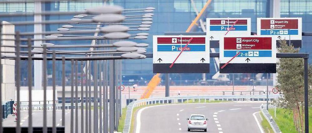 Die Vorfahrten für die Autos und Busse zu sehen, die unter dem Hauptdach halten werden.