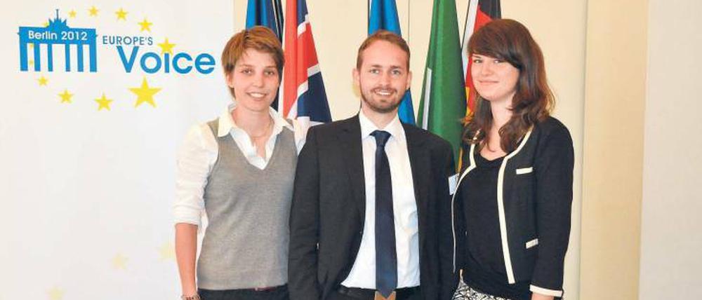 Freiwillig Politiker. Esther Franke, Thomas Gratowski und Belinda Grasnick (v.l.), die drei Berliner in Washington. Die Reisekosten müssen sie selbst tragen - und suchen dafür Sponsoren.