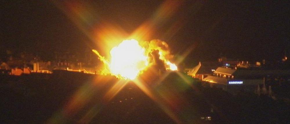 Dieser Feuerball war über Schwabing München bei der Sprengung einer Weltkriegsbombe zu sehen.
