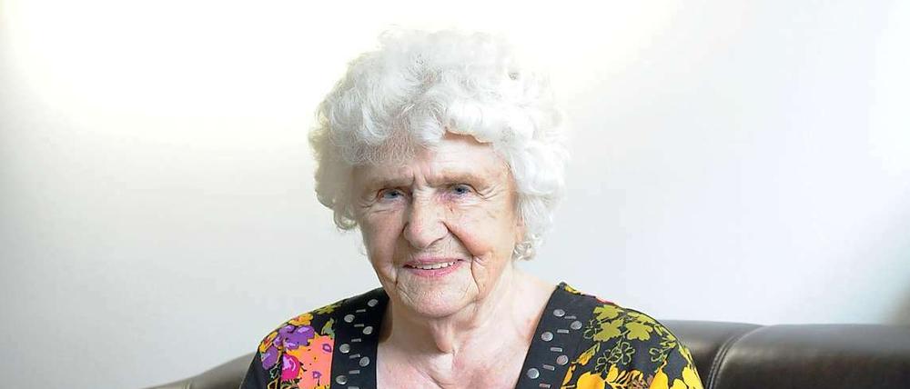 Sigrid Gorn kann sich per Tablet-PC Hilfe holen - und sei es zum Gardinenaufhängen.