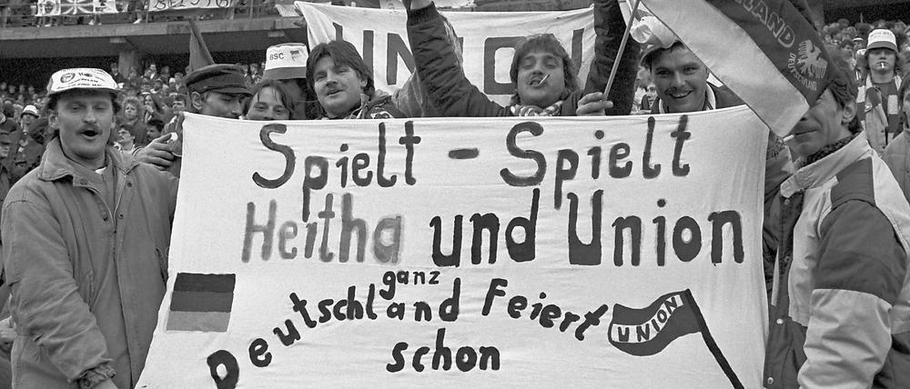 Gemeinsam nicht mehr einsam. Beim Wiedervereinigungsspiel Anfang 1990 lagen sich Hertha und Union in den Armen. Auch der heutige Union-Präsident Dirk Zingler war damals von der Atmosphäre im Olympiastadion begeistert.