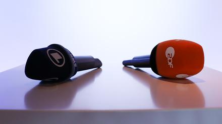 Mikrofone von ARD und ZDF liegen vor einer Pressekonferenz auf einem Tisch.