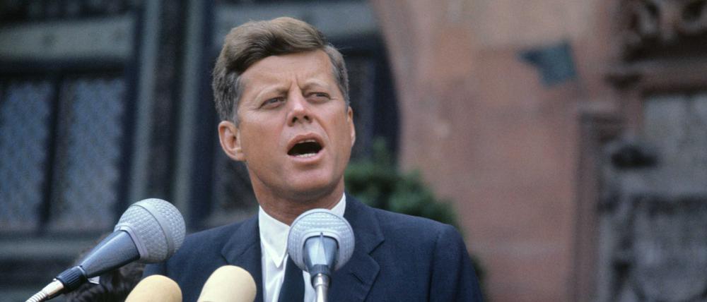 Ein Zitat aus Kennedys berühmter Rede vor dem Rathaus Schöneberg: "Alle freien Menschen, wo immer sie leben mögen, sind Bürger dieser Stadt West-Berlin, und deshalb bin ich als freier Mann stolz darauf, sagen zu können: Ich bin ein Berliner."