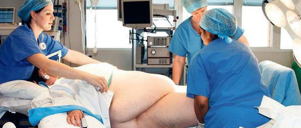 Gewichtige OP. Rund 340000 Menschen legten sich 2011 für eine Magenverkleinerung, ein Magenband oder eine Magen-Bypass-OP unters Messer.
