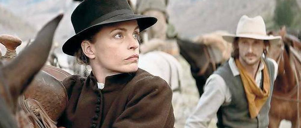Filmszene aus "Gold": Nina Hoss steigt aufs Pferd, im Bildhintergrund Marko Mandic als Packer.