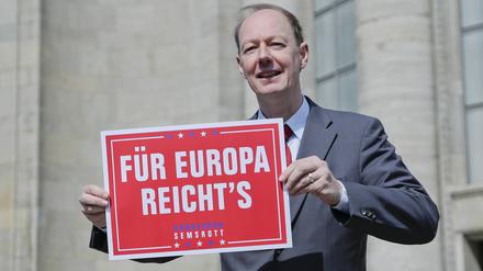 Martin Sonneborn, anlaesslich eines Pressetermins zum Start der Spasspartei Die PARTEI in den EU-Wahlkampf, vor der Volksbuehne in Berlin. 