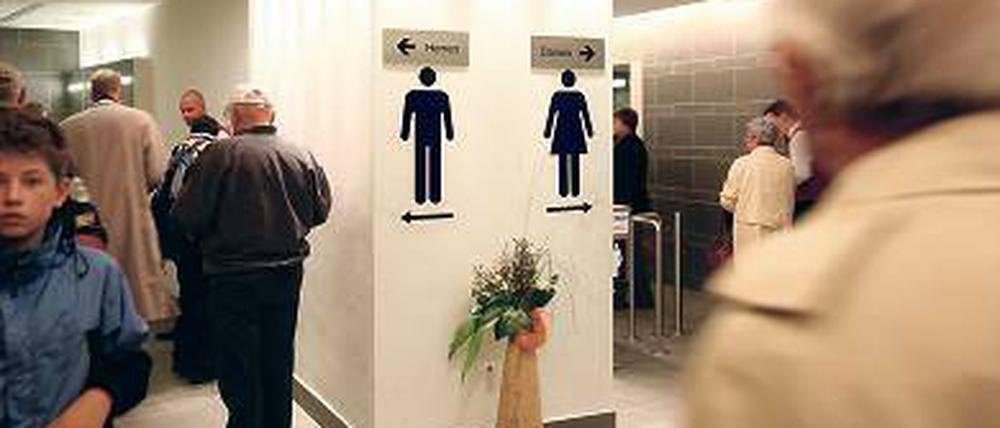 Lassen Sie mich durch, ich muss mal. Der Hauptbahnhof hat nur eine einzige Toilettenanlage.