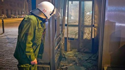 In der Bülowstraße in Berlin-Schöneberg wurde in der Silvesternacht ein U-Bahnaufzug der BVG mit Böllern gesprengt.