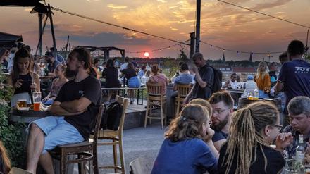 Sonnenuntergang von der Dachterasse des Klunkerkranich.