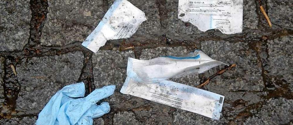 Überreste von Verbandmaterial liegen in der Donaustraße noch auf dem Bürgersteig.