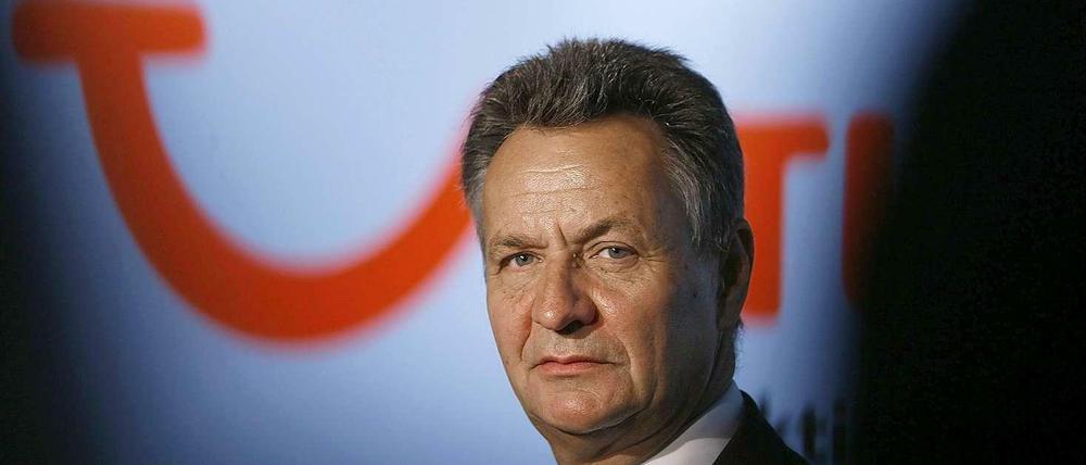 Michael Frenzel vor einem Tui-Logo.