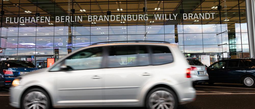 Immer im Kreis herum. Viele Autofahrer:innen scheuen die Gebühren für Kurzzeitparker am BER.