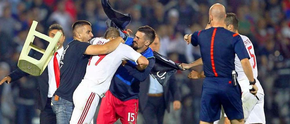 Handgemenge auf dem Rasen: Nach einer Schlägerei musste das Spiel zwischen Serbien und Albanien abgebrochen werden.