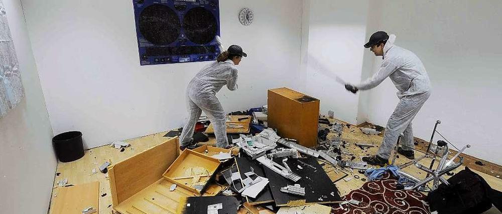 Zwei Journalisten zertrümmern aus Recherchezwecken die Einrichtung eines Wutraums im München mit Baseballschlägern.