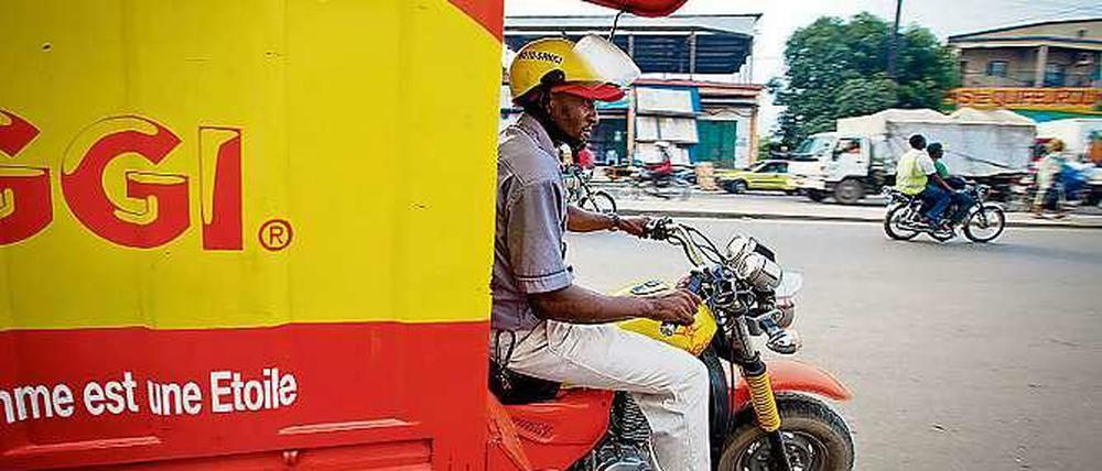 Von weit her zu sehen: Knallgelb-rote Autos und Motorräder beliefern die Läden mit den Brühwürfeln, deren Erkennungszeichen in Afrika ein Stern ist.