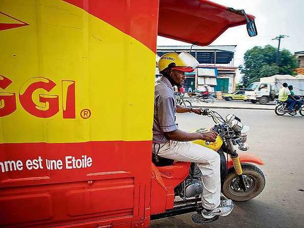 Von weit her zu sehen: Knallgelb-rote Autos und Motorräder beliefern die Läden mit den Brühwürfeln, deren Erkennungszeichen in Afrika ein Stern ist.