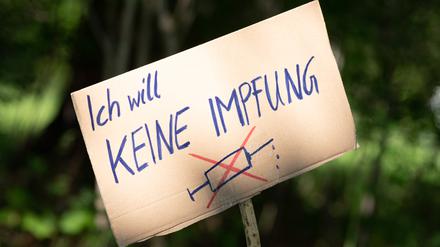 Ein Schild mit der Aufschrift „Ich will keine Impfung“. 