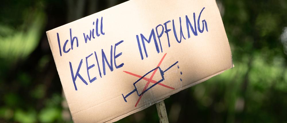 Ein Schild mit der Aufschrift „Ich will keine Impfung“. 