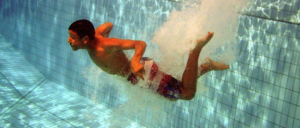 Abgekühlt. Ein Jugendlicher nach seinem Satz vom Sprungturm im Neuköllner Columbiabad.