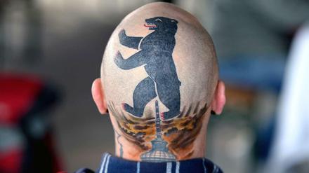 Das ist ein ernstzunehmendes Bekenntnis zu dieser Stadt: Der Bär und der Fernsehturm, zwei Wahrzeichen eines Originals.