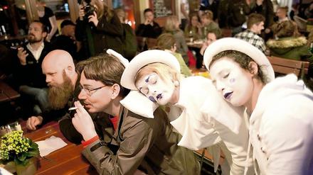 Zärtliche Annäherung. Pantomime-Künstler des Pilotprojekts "fair.kiez" an der Warschauer Straße in Friedrichshain im Einsatz.