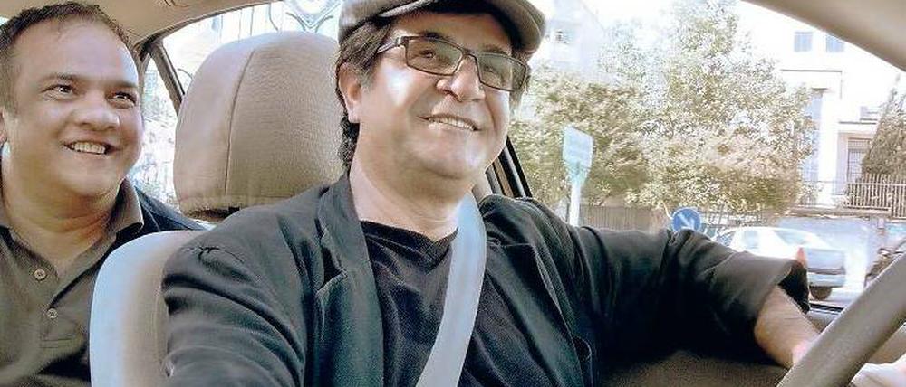 Das Auto wird zum Schutzraum, in dem Jafar Panahi (r.) sein Gesellschaftspanorama entfaltet. Hinter ihm sitzt der fliegende DVD-Händler, der Teheraner Filmfreaks mit Woody Allen oder "Walking Dead"-Staffeln versorgt.