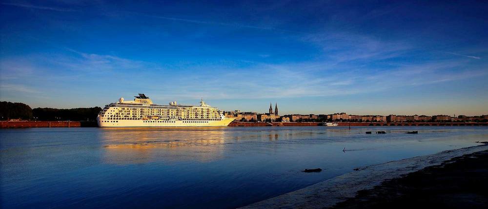 Auf der ganzen Welt im eigenen Zuhause unterwegs sind die Bewohner auf "The World" - hier vor Bordeaux.