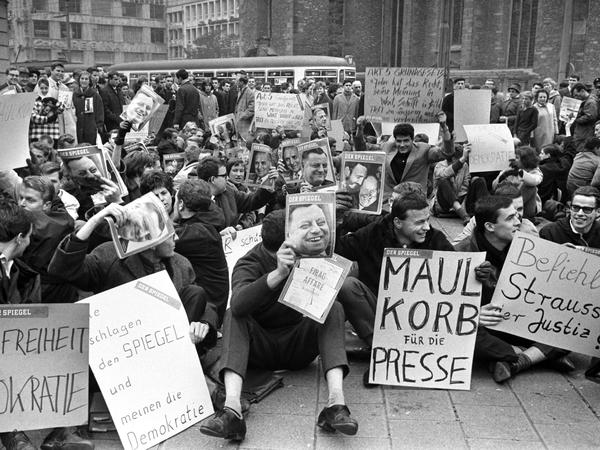 Tausende demonstrierten während der "Spiegel"-Affäre, weil sie die Pressefreiheit gefährdet sahen.