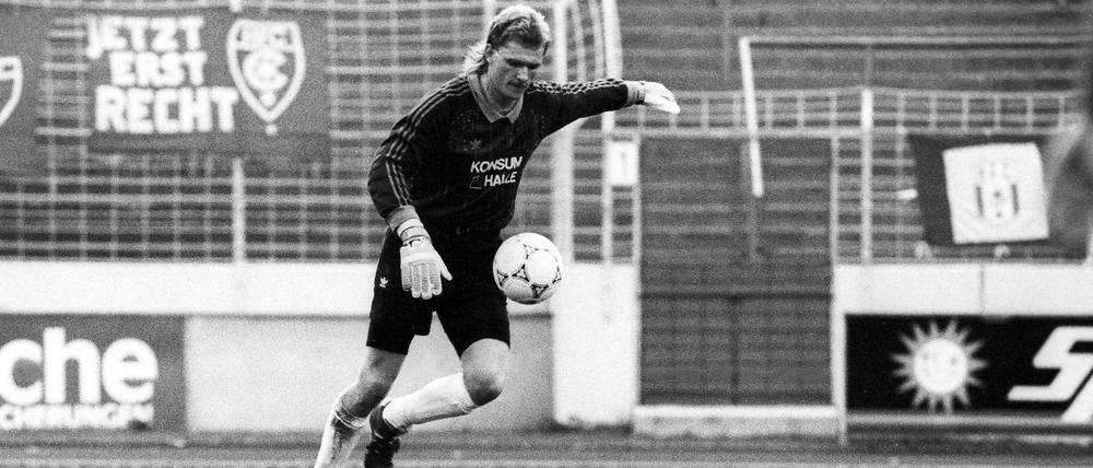 Heute ist Jens Adler, 50, Torwarttrainer beim Halleschen FC.