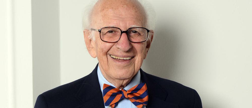 Eric Kandel, amerikanischer Neurowissenschaftler österreichischer Herkunft. Er wurde im Jahr 2000 mit dem Nobelpreis für Physiologie oder Medizin ausgezeichnet.