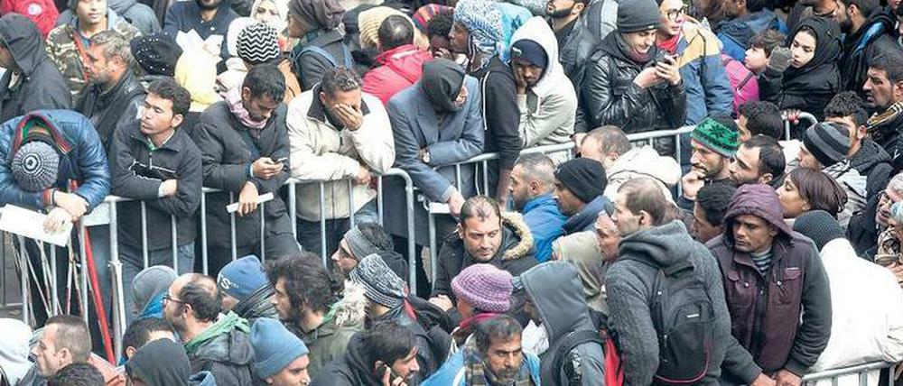 Schicksalstage. Großes Gedränge herrschte noch Ende Oktober vor dem Lageso in Moabit. Mittlerweile aber hat sich die Lage verbessert.