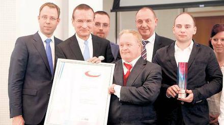 Siegerlächeln: Die Schilkin GmbH mit ihrem Geschäftsführer Erlfried Baatz (2.v.l.) wurde von Sozialsenator Mario Czaja in der Kategorie „Mittelstand“ geehrt.