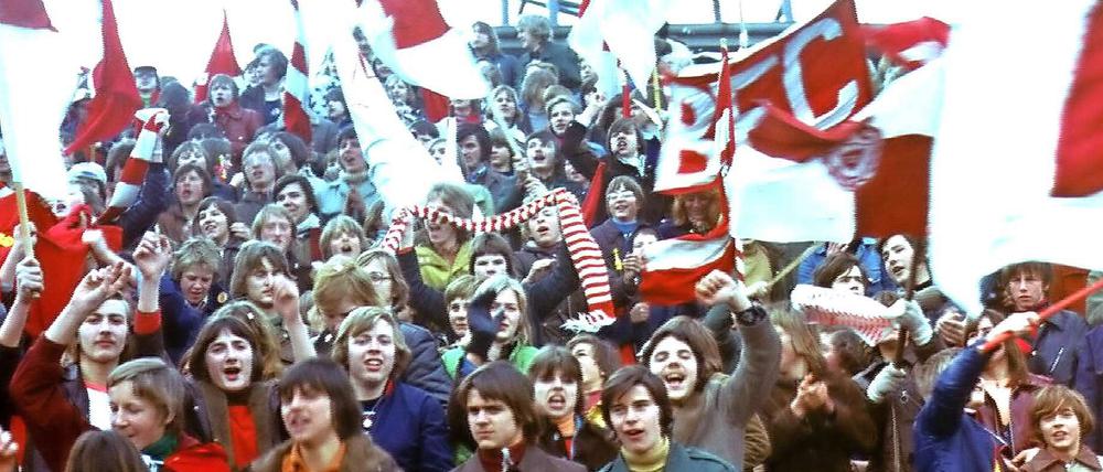 Lang das Haar. Gut die Laune, obwohl das MFS mittenmang war. BFC-Fans im Jahr 1973.
