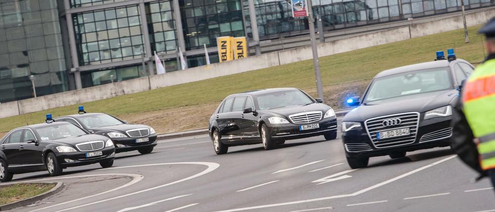 Eine lange Kolone begleitet den israelischen Ministerpräsidenten.